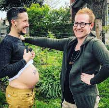 Stories about how we look vs how we feel. Schwanger Als Mann Transgender Trystan Erwartet Sein Erstes Baby Und Geht Mutig An Die Offentlichkeit Echte Mamas