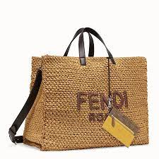 Founded in rome in 1925, fendi is known for its fur and fur accessories, and for its leather goods such as the baguette, 2jours. Beige Raffia Bag Tote Bag Fendi Borsette Alla Moda Modelli Di Borse Borse Alla Moda