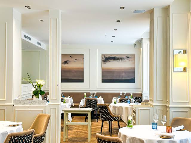 25 Rue Bayen – La table étoilée éponyme d'un chef au parcours d'excellence, qui signe une cuisine française d'une précision chirurgicale.