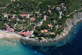 Nella verde, tranquilla zona residenziale della pineta, a circa 200 metri dalla spiaggia di marina di campo ed a circa 500 metri dai servizi e dalla passeggiata del paese (raggiungibili percorrendo la comoda e suggestiva. Residence Isola D Elba Residence Vacanza Mare A Marina Di Campo