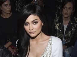 Tam ismi ile kylie kristen jenner, 10 ağustos 1997 yılında los angeles'te dünyaya geldi. Kylie Jenner Zieht Blank Nur Ein Paar Perlen Bedecken Ihren Korper Stars