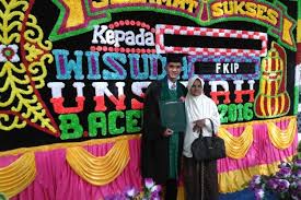 Beasiswa yang diberikan mencakup biaya pendidikan yang terdiri dari dana pendaftaran, dana spp, tunjangan buku per tahun, dana bantuan tesis/disertasi pendaftaran online beasiswa s3 guru untuk studi di dalam negeri dibuka mulai 2 mei 2021 s/d 30 juni 2021. 53 Kali Gagal Tembus Beasiswa Anak Pedagang Sayur Berhasil Kuliah Di Amerika Halaman All Kompas Com