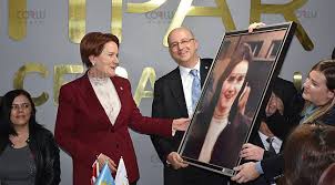 Meral akşener 25 ekim 2017'de arkadaşlarıyla birlikte i̇yi̇ parti'yi kurdu ve 26 ekim 2017'de i̇yi̇ parti genel başkanı olarak seçildi. Meral Aksener Biz Zorlu Bir Yolculuga Ciktik Siyaset Corlu Haber