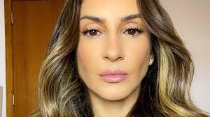 Claudia leitte foi detonada nas redes sociais, após não ser direta ao responder uma pergunta feita por serginho groisman no altas horas do último sábado (23). P8vjryzih2vuim