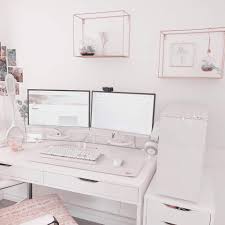 Apr 06, 2021 · the key is to use a more minimal monitor, along with a monitor arm. 30 Aesthetic Desk Ideas For Your Workspace Gridfiti