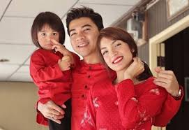 Beliau memulakan kerjaya seninya sebagai model sambilan dan menyertai program pencarian bakat anak wayang pada april 2009. Amar Baharin Kongsi Kejutan Amyra Rosli Hamil Anak Kedua