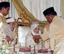 Aquaslash (2020) liseden yeni mezun olan gençler bunu güzel bir mekanda kutlamak isterler. Gambar Kahwin Norjuma Dan Sultan Brunei