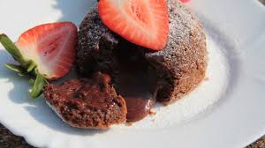 Direkt nach dem backen ist der kuchen innen noch flüssig. Lava Cake Rezept So Gelingt Der Schokokuchen Mit Flussigem Kern Utopia De