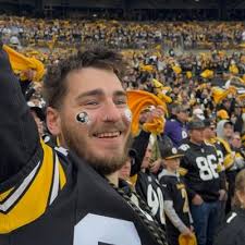 Alexis Steeber (@ayyesteeb)