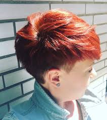 Con ciocche più lunghe sulla nuca e più corte sul davanti e ai lati. Capelli Rasati Ai Lati 15 Acconciature Femminili Da Non Perdere