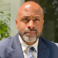 Loren Middleton's Instagram, Twitter & Facebook