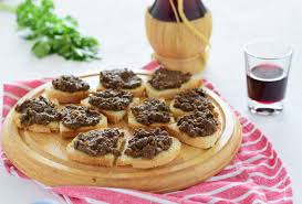 Piatti tipici toscani antipasti di terra. Crostini Neri Toscani Antipasto Tipico Lapasticceramatta