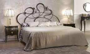 E se è vero che d'istinto vengono subito associati agli ambienti classici, è anche vero che si sposano molti modelli moderni, inoltre, presentano laccature particolari frutto del design più attuale. Letti In Ferro Battuto