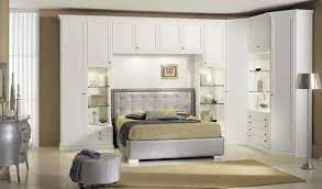 Ad oggi esistono molte camere classiche matrimoniali in cui la rivisitazione dell'ambiente coinvolge i complementi d'arredo trasformandoli e andando incontro ad una migliore duttilità e vivibilità. Camere Da Letto Matrimoniali A Ponte 2016 Camera Da Letto A Ponte Camera Da Letto Camera Da Letto Elegante
