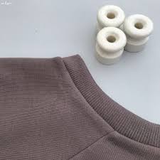 Pas A Pas Bande De Proprete Sur Encolure En Jersey Patron Sweater Chess De La Maison Victor Projets De Couture Couture Tutoriel Vetements Bebe Fille