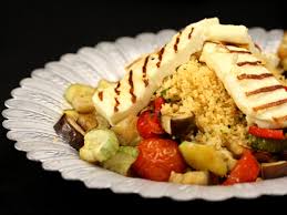 Se unge o tavă cu puţin ulei şi se pun în ea legumele condimentate cu sare şi piper. Couscous Cu Legume Coapte Si Branza La Gratar