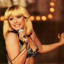La cantante, actriz y presentadora italiana falleció a las 16.20 de italia víctima de una enfermedad que sufría hace tiempo. Lo Unico Que Agobia A Raffaella Carra Es El Matrimonio Chic