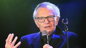 وولد كينج في 19 نوفمبر/تشرين الثاني 1933. Veteran Us Broadcaster Larry King In Hospital With Covid Bbc News