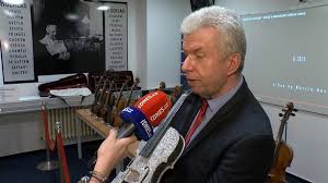 Jedná se o popularizátora a propagátora vážné hudby. Jaroslav Sveceny Pomyslel Jsem I Na Sebevrazdu Idnes Cz