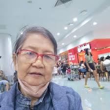 In a jeepney, may sumakay na elderly tapos hindi umandar yung jeep until  nakaupo sya ng maayos. Then the driver shouted "Nay, wag ka nang dumukot".  Napatingin ako kay nanay and nakita