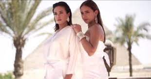 على الرغم من أن نيللي كريم تمتلك جسم مستطيل على عكس النجمة هند صبري التي تمتلك قوام أشبه إلى الساعة الرملية، إلا أن اختيارتهما في الفساتين تبدو متشابهة. Ø¨Ø§Ù„ØµÙˆØ± ÙƒÙˆØ§Ù„ÙŠØ³ Ø£Ø­Ø¯Ø« ÙÙˆØªÙˆØ³ÙŠØ´Ù† Ù„Ù†ÙŠÙ„Ù„Ù‰ ÙƒØ±ÙŠÙ… ÙˆÙ‡Ù†Ø¯ ØµØ¨Ø±Ù‰ Ø§Ù„ÙŠÙˆÙ… Ø§Ù„Ø³Ø§Ø¨Ø¹