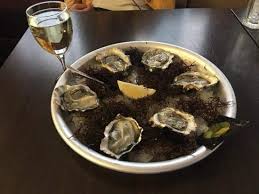 Le concept est d'avoir un lieu convivial, populaire où tout le monde vient. Fruits De Mer En Saison Picture Of Le Carrefour Bar Aix En Provence Tripadvisor