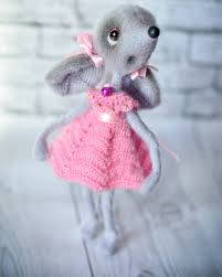 вязаные крючком мыши крысы мышки крыски символ 2020 года Smotrish Na Nee I Ulybaeshsya Hochetsya Vzyat Na Ruchki I Pogladit Myshka Svobodna Ishet Domi Knitted Toys Free Patterns Crochet Mouse Diy Crochet For Beginners