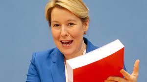 Von der opposition kommt kritik. Plagiatsfall Franziska Giffey Ministerin Schiebt Verantwortung Ab