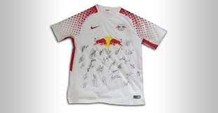 Das rb leipzig trikot 16/17 ist auch diese saison wieder weiß allerdings handelt es sich nicht zu dem rb leipzig trikot 16/17 gehört eine komplett rote hose ebenfalls mit vereinslogo auf dem. Rb Leipzig Trikot Von Der Mannschaft Signiert
