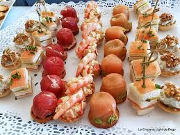 Ya están colocadas las luces en las ciudades, han comenzado a anunciar juguetes en la tele y muchos escaparates se decoran con nieve y papel de regalo. Canapes Variados Frios Faciles Y Rapidos Aperitivos Salados Aperitivos Frios Aperitivos