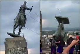 Un grupo de indígenas colombianos derribaron este miércoles una estatua de sebastián de belalcázar en rechazo a los actos de violencia que los ciudadanos, pertenecientes a la comunidad misak, llegaron con cuerdas al morro de tulcán en popayán (cauca) para tumbar la estatua. Video Indigenas Tumban Estatua De Sebastian De Belalcazar En Popayan La Fm