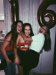 Best Friend Sweet 16 Birthday Photoshoot With Friends Pin By Alexa J On Sweet 16 Ideas In 2020 Birthday Photoshoot Cute Birthday Pictures Teenager Birthday
