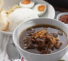 Untuk merasakan makanan otentik, boleh dicoba resep rawon surabaya sesuai menu dalam buku 1010 resep asli masakan indonesia, yaitu: Resep Rawon Daging Sapi Khas Jawa Timur Asli Uueenaaaak Resepenak99