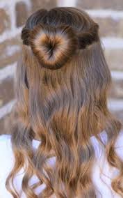 Vite Des Idees De Coiffures Pour Petite Fille Aux Cheveux Boucles Coiffures Filles Coiffure Petite Fille Coiffure