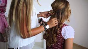 Der doppel zopfknoten im nacken ist eine sehr schöne traditionelle dirndl frisur. Stylische Dirndl Frisuren Tutorial 2 Von Ludwig Therese Youtube