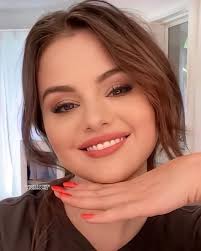 La actriz Catherine Beach, posando en el lugar para el show Dukes of  Hazzard, a finales de los 70.