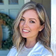 Roberta Davidson's Instagram, Twitter & Facebook