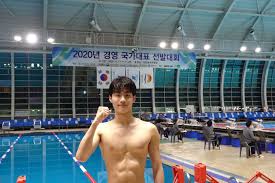 A small hose sprays water onto the pool surface, creating a ripple effect, so the diver can see the surface. Korea S Freestyle Ace Hwang Sunwoo Acclimates To Tokyo Pool Depth