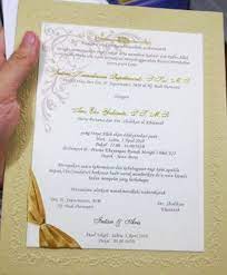 Undangan pernikahan yang berkesan islami sangat populer dikalangan orang indonesia, namun jika anda ingin menambahkan format undangan ini bukan untuk undangan pernikahan namun untuk syukuran karena akan atau setelah dilakukannya pernikahan. 25 Contoh Desain Dan Kata Kata Dalam Undangan Pernikahan Islami Yang Baik