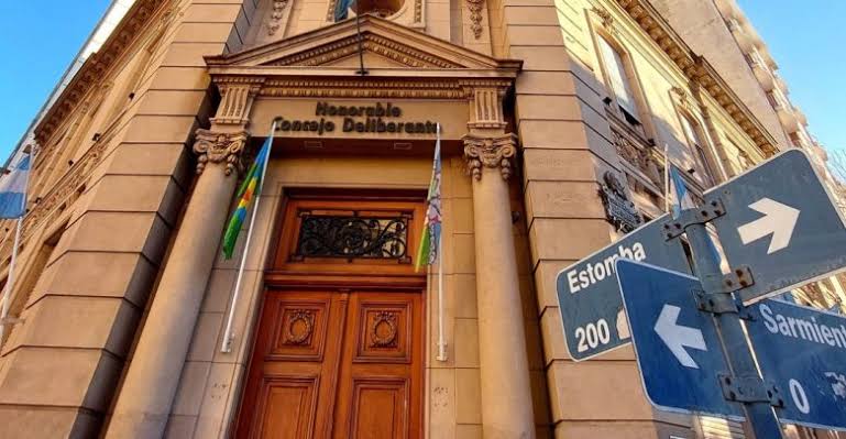 El encuentro se desarrolló en las instalaciones del Honorable Concejo Deliberante, generada por IA