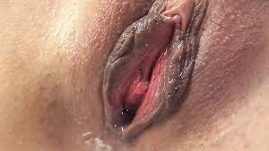 可愛い日本人ブルネットはベッドで69と恋人と過ごすのが大好き