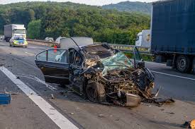 Einen schweren unfall hat ein. Schwerer Unfall Auf A2 Bei Kleinenbremen Bmw Fahrt Gegen Kokosol Lkw