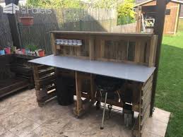 Backyard Pallet Garden Bar Will Get Parties Started 1001 Pallets Outdoor Pallet Bar Pallet Furniture Outdoor Pallet Bar Diy