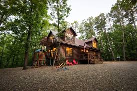 Situated in broken bow, this cabin is 1 mi (1.7 km) from hochatown state park and 2.5 mi (4 km) from beavers bend marina. Bear Creek Lodge Minutes From Lake Has Hot Tub And Patio Updated 2021 Tripadvisor Broken Bow Vacation Rental
