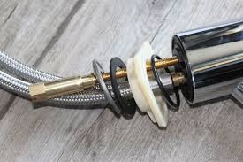 On parle alors d'un robinet de cuisine à douchette extractible ou de robinet de cuisine à douchette intégrée. Brico Remplacer Un Mitigeur D Evier