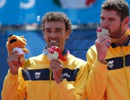 Resultado de imagem para atletas beijando medalhas pan