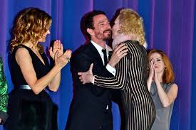 Genç oyuncu kostja ullmann ile başrolü paylaştığı 2005 yapımı heimliche liebe adlı filmde cesur, başarılı bir oyunculuk sergiledi. Premiere Des Zdf Dreiteilers Das Adlon Eine Familiensaga Mit Marie