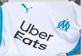 On remarque 5 bandes bleues aux manches. Ligue 1 Psg Om Decouvrez Les Maillots Pour La Saison 2021 2022 Sport La Roche Sur Yon Maville Com