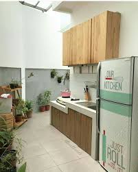 Gunakanlah furnitur dengan perpaduan hitam dan putih. Desain Dapur Di Lahan Sempit Cek Bahan Bangunan