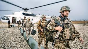 Soldiers move through snow in logar province; Frontbesuch In Afghanistan Der Kampf In Einem Verlorenen Krieg Stern De